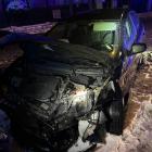 Samochód uderzył w słup. Fot. KM PSP Mysłowice