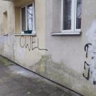 Pseudografficiarze niszczą budynki
