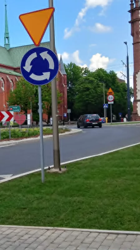 Koniec z chwastami wokół ronda Solidarności ks. Jerzego Popiełuszki. Otoczenie pokryła trawa z rolki