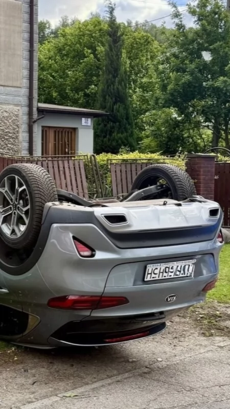 Pijana i bez prawa jazdy. 51-latka straciła panowanie nad samochodem i dachowała