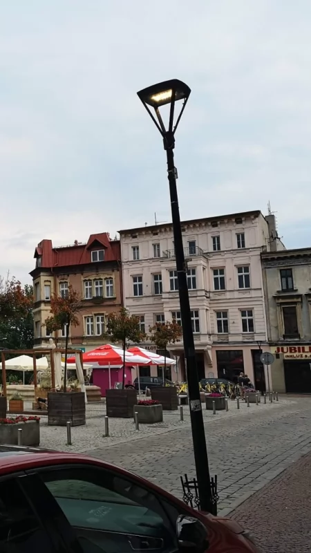 Na Rynku w Mysłowicach od kilku dni bez przerwy świecą latarnie