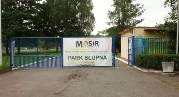 Film Bracia ze stali w kinie letnim w Parku Słupna