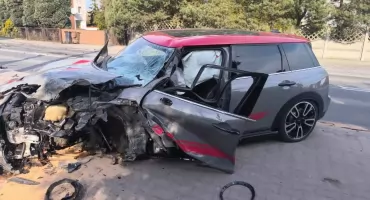 Imielin. Wypadek na DW934, kierowca Mini Coopera zasłabł i zderzył się z ciężarówką