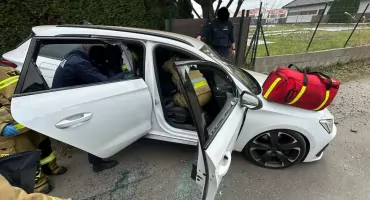 Wypadek na ul. Białobrzeskiej. Samochód wjechał w ogrodzenie, służby ratowały nieprzytomnego kierowcę
