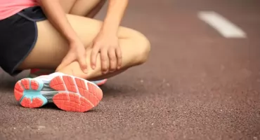 Bieganie, rower, piłka nożna – letnie urazy i skuteczna regeneracja