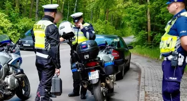 Ruszył na czerwonym tuż przed policyjnymi motocyklami. Był nietrzeźwy i bardzo się spieszył