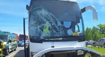 Zderzenie dwóch autokarów na autostradzie A4 w Mysłowicach. Dwoje nastolatków trafiło do szpitali