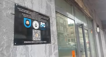 Kamienica przy Grunwaldzkiej 11 w Mysłowicach z pamiątkową tablicą. Budynek kryje historię komunistycznego aresztu
