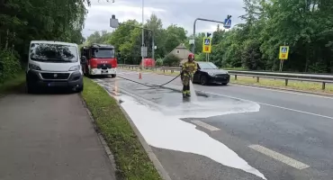 Zderzenie dwóch samochodów na Obrzeżnej Zachodniej. Strażak po służbie ruszył z pomocą