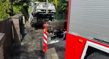 Nocny pożar samochodu elektrycznego w Mysłowicach. Strażacy od wielu godzin schładzają baterię 