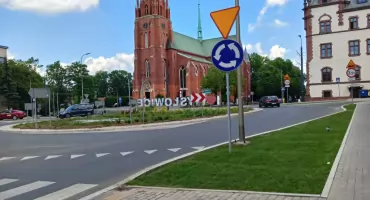 Koniec z chwastami wokół ronda Solidarności ks. Jerzego Popiełuszki. Otoczenie pokryła trawa z rolki