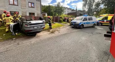 Kia dachowała na ul. Długiej w Dziećkowicach. Kierująca była nietrzeźwa