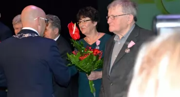 Kolejka po Medale za Długoletnie Pożycie Małżeńskie. Problem dotyka także jubilatów z Mysłowic
