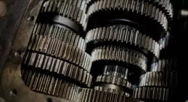Jak dobór materiałów wpływa na wytrzymałość i żywotność komponentów hydraulicznych
