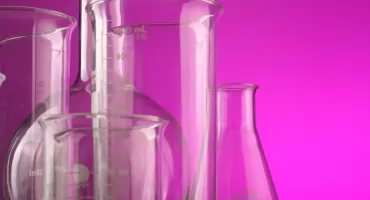 Jak dobrać odpowiednie surowce chemiczne do różnych gałęzi przemysłu