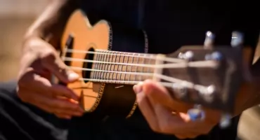 Ukulele czy gitara – który instrument wybrać na początek?