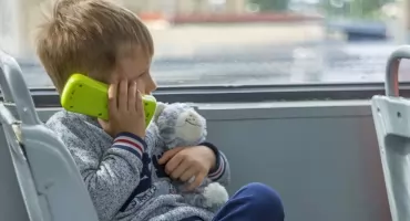 Koniec z telefonami w szkołach podstawowych i przedszkolach. Sejm podjął decyzję