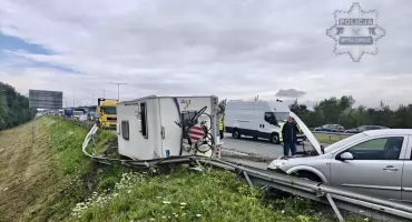 Wypadek na A4 w Mysłowicach. Przewrócony kamper, zablokowany pas w kierunku Krakowa