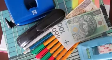 Czas na zakupy wyprawki szkolnej? 300 zł od ZUS może się przydać. Ruszyły wypłaty z programu Dobry Start